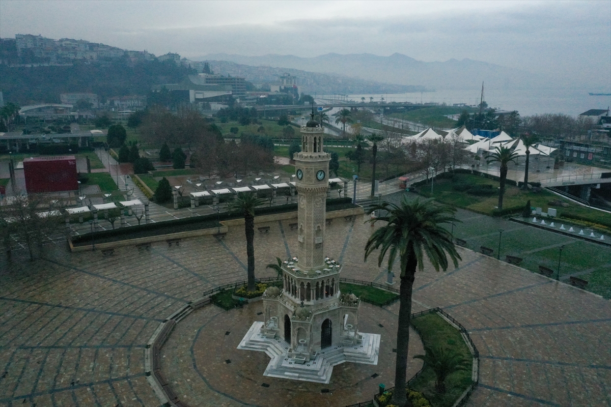 İzmir'de cadde ve sokaklarda sessizlik hakim!