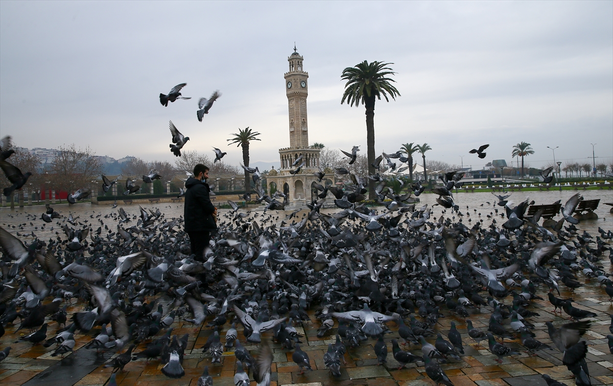 İzmir'de cadde ve sokaklarda sessizlik hakim!