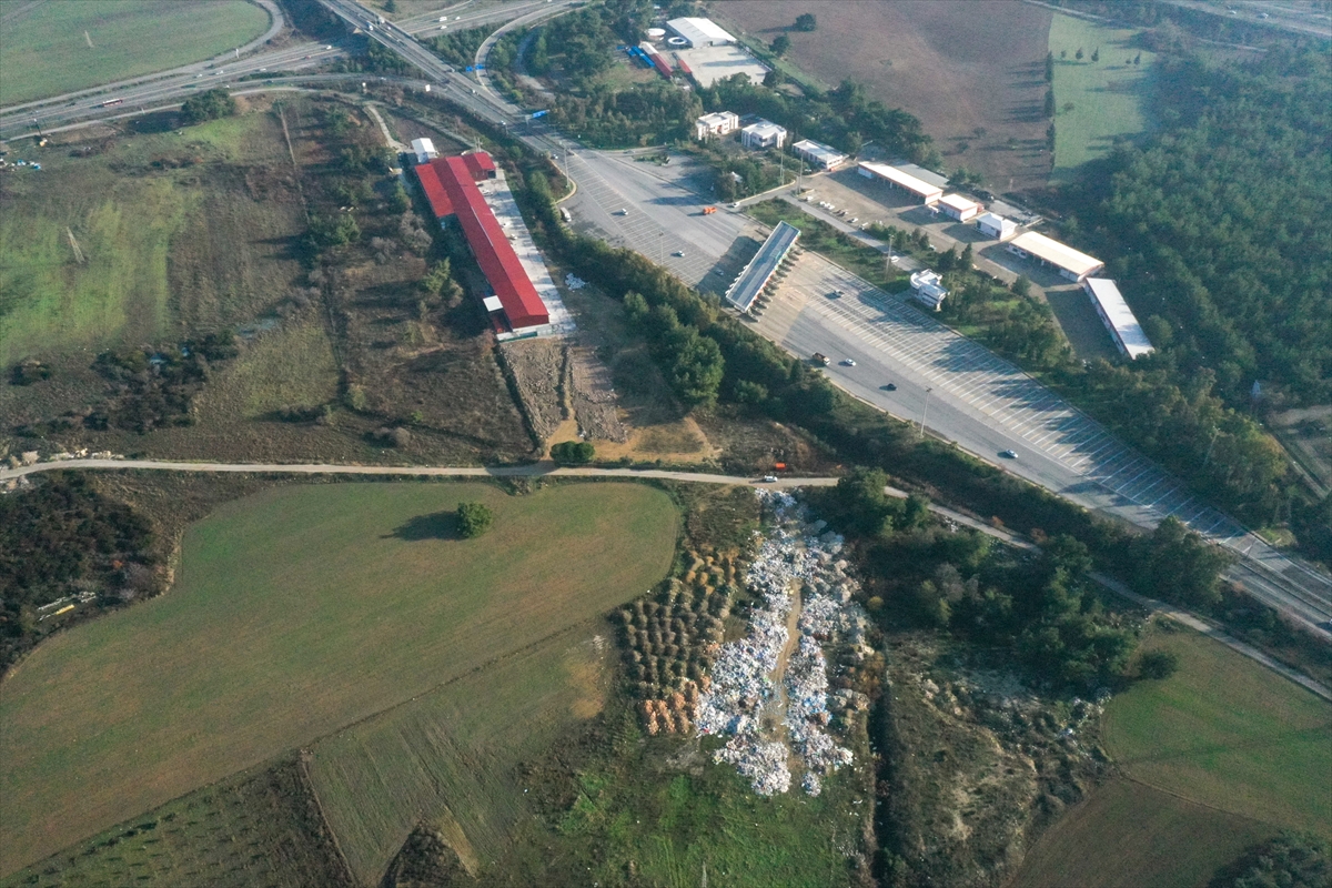 İzmir'de gelişigüzel atılan molozlar tepki çekiyor