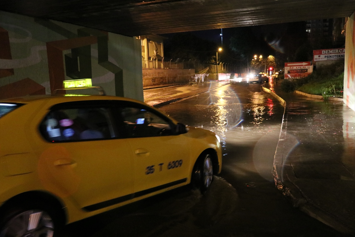 İzmir'de sağanak nedeniyle bazı evleri su bastı