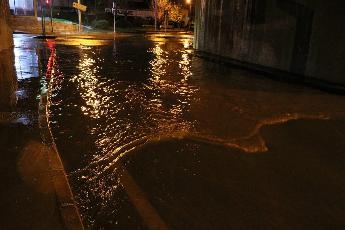 İzmir'de sağanak nedeniyle bazı evleri su bastı