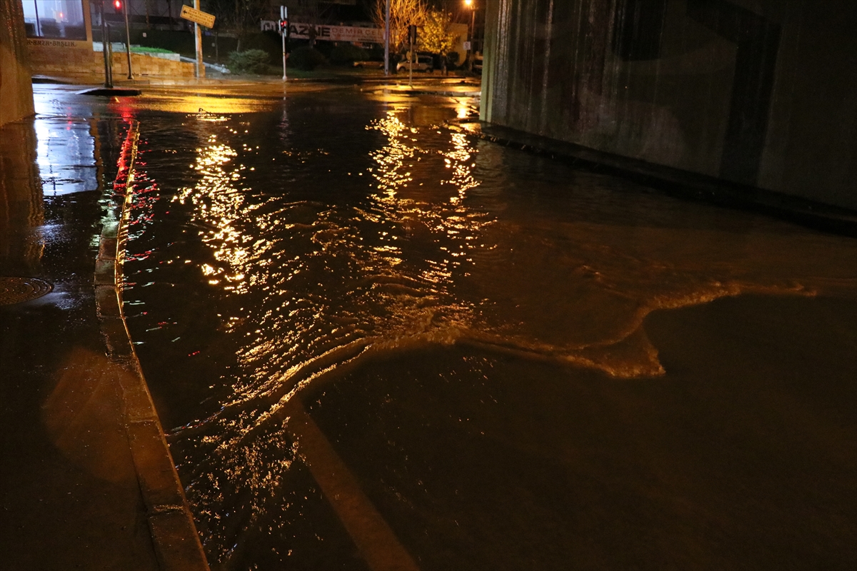 İzmir'de sağanak nedeniyle bazı evleri su bastı