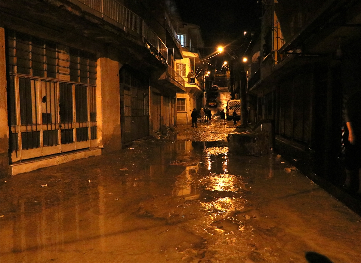 İzmir'de sağanak, sel ve su baskınlarına neden oldu