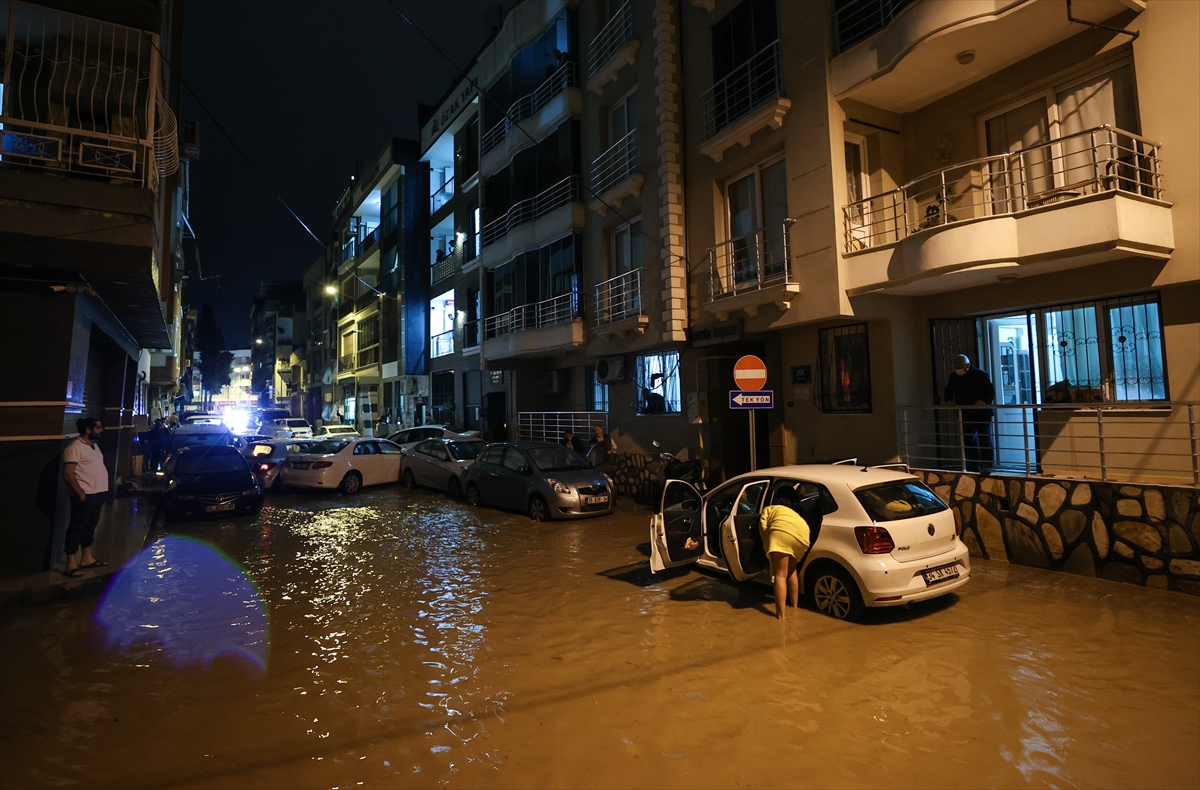 İzmir'de sağanak, sel ve su baskınlarına neden oldu