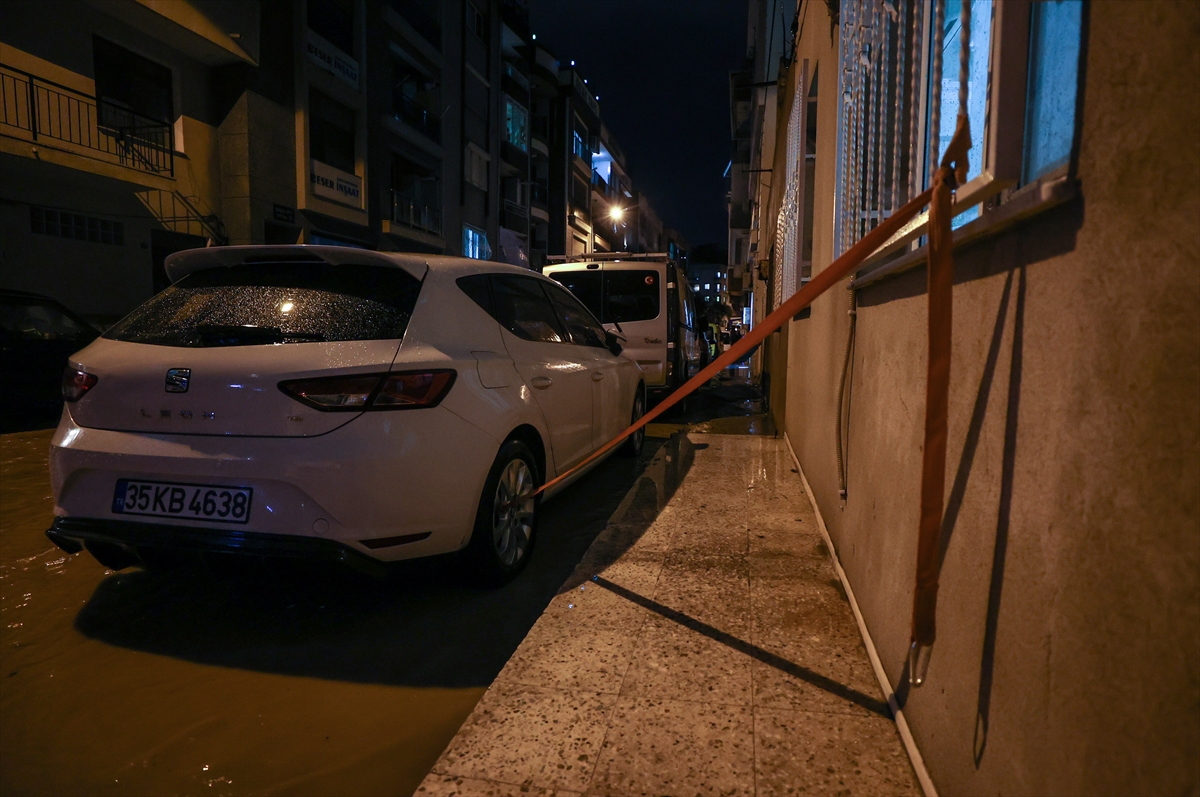 İzmir'de sağanak, sel ve su baskınlarına neden oldu