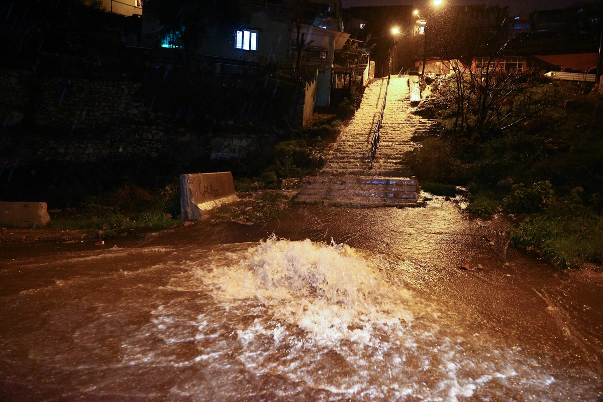 İzmir'de sağanak, sel ve su baskınlarına neden oldu