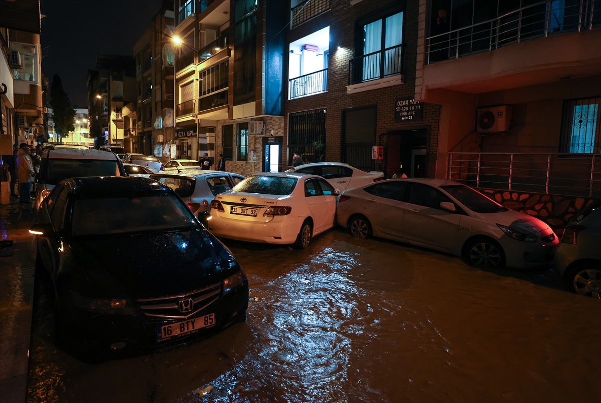 İzmir'de sağanak, sel ve su baskınlarına neden oldu