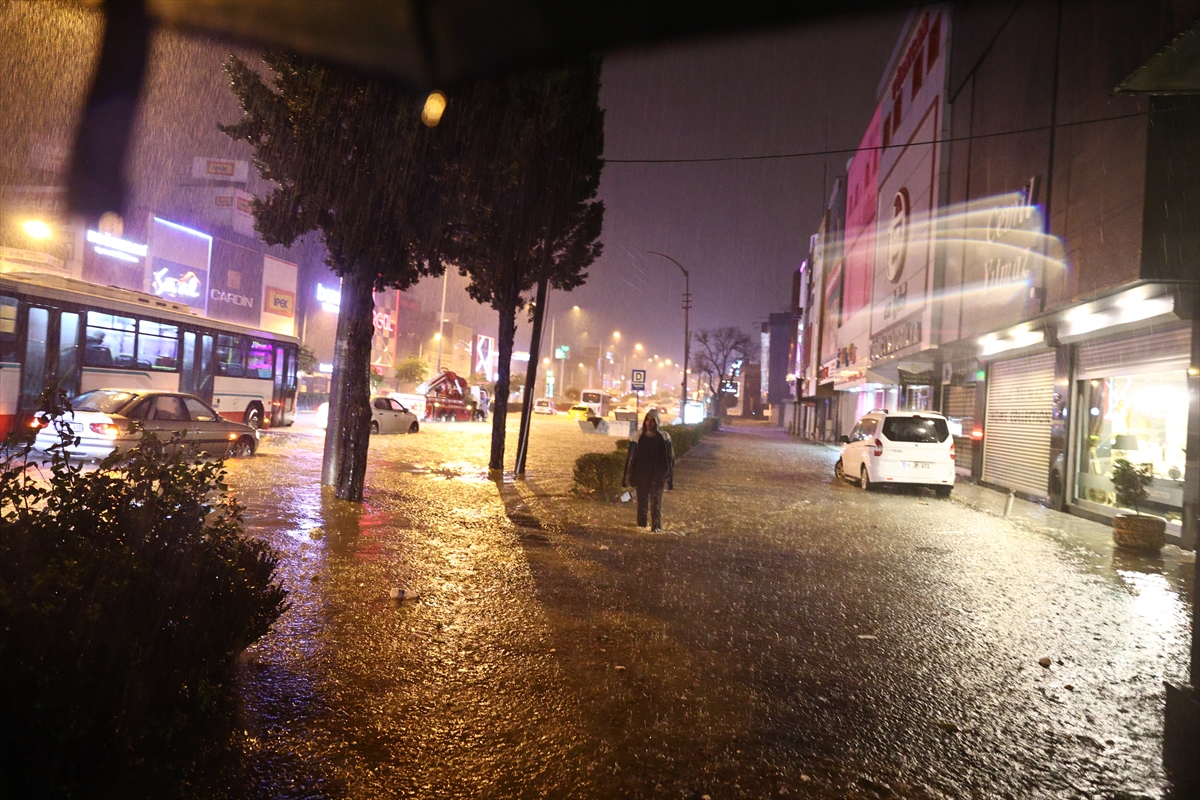 İzmir'de sağanak, sel ve su baskınlarına neden oldu