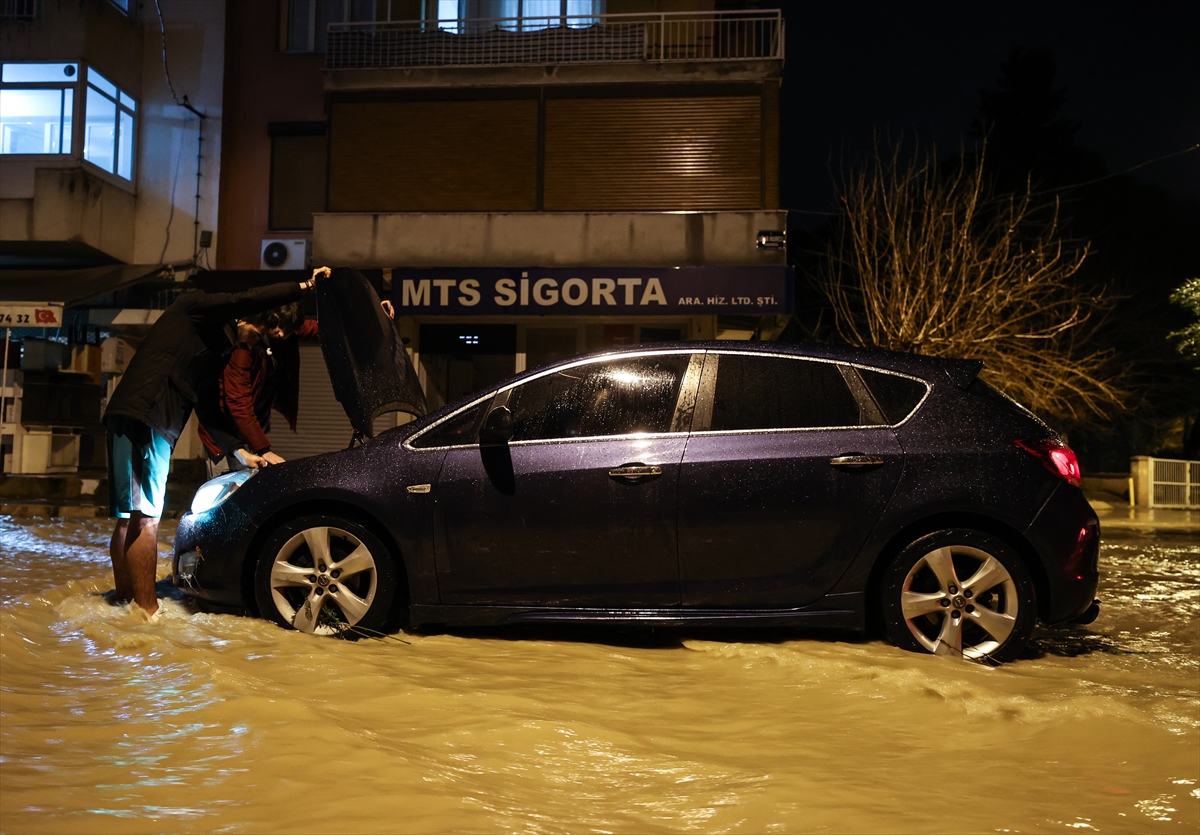 İzmir'de sağanak, sel ve su baskınlarına neden oldu