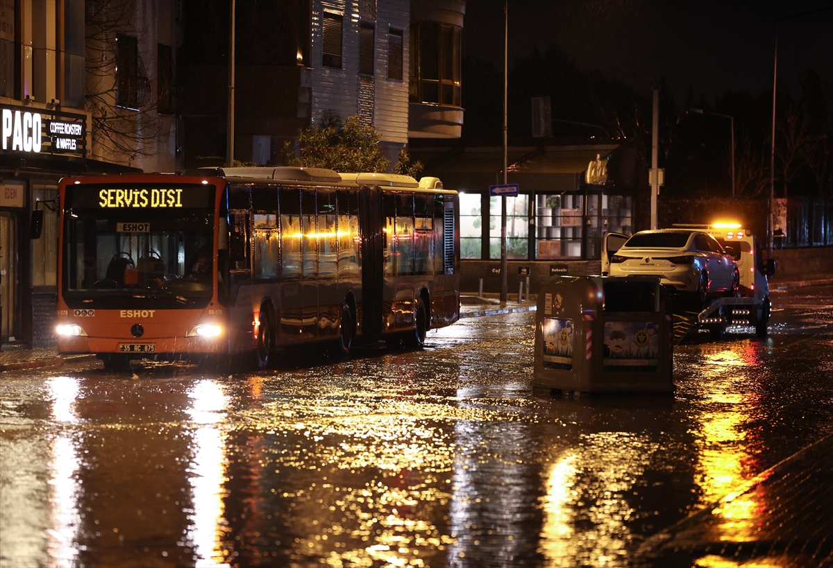 İzmir'de sağanak, sel ve su baskınlarına neden oldu