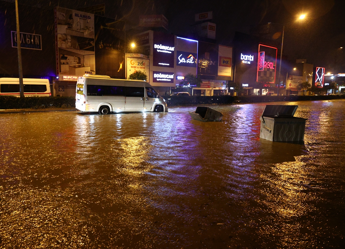 İzmir'de sağanak, sel ve su baskınlarına neden oldu