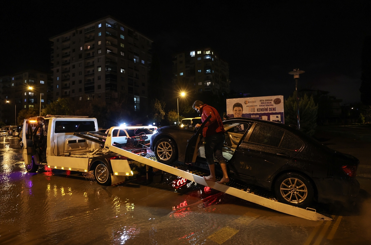 İzmir'de sağanak, sel ve su baskınlarına neden oldu