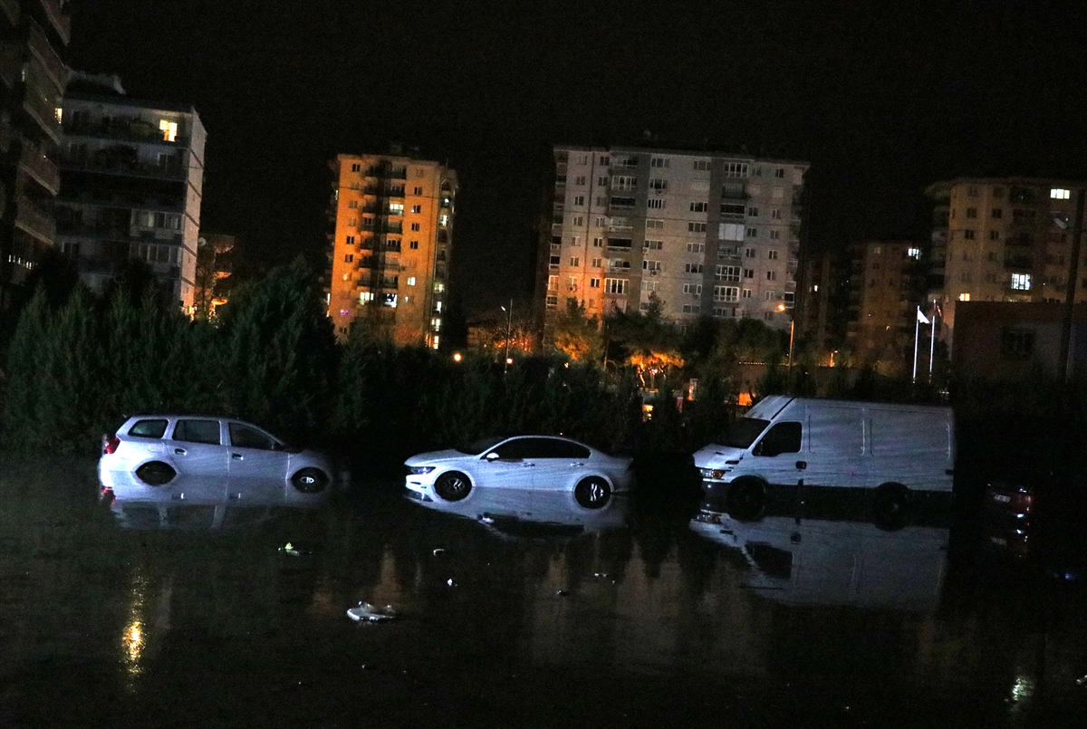 İzmir'de sağanak, sel ve su baskınlarına neden oldu