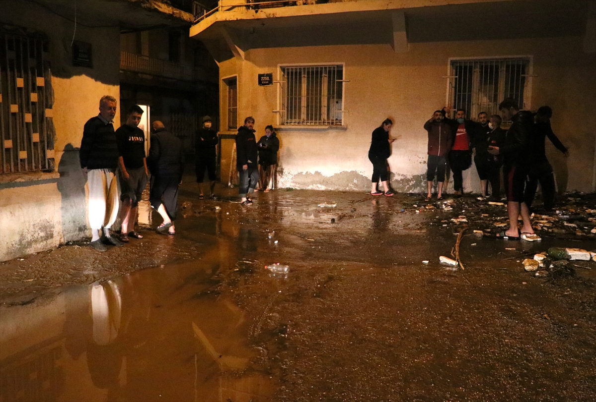 İzmir'de sağanak, sel ve su baskınlarına neden oldu