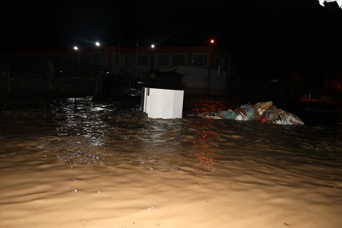 İzmir'de sağanak, sel ve su baskınlarına neden oldu