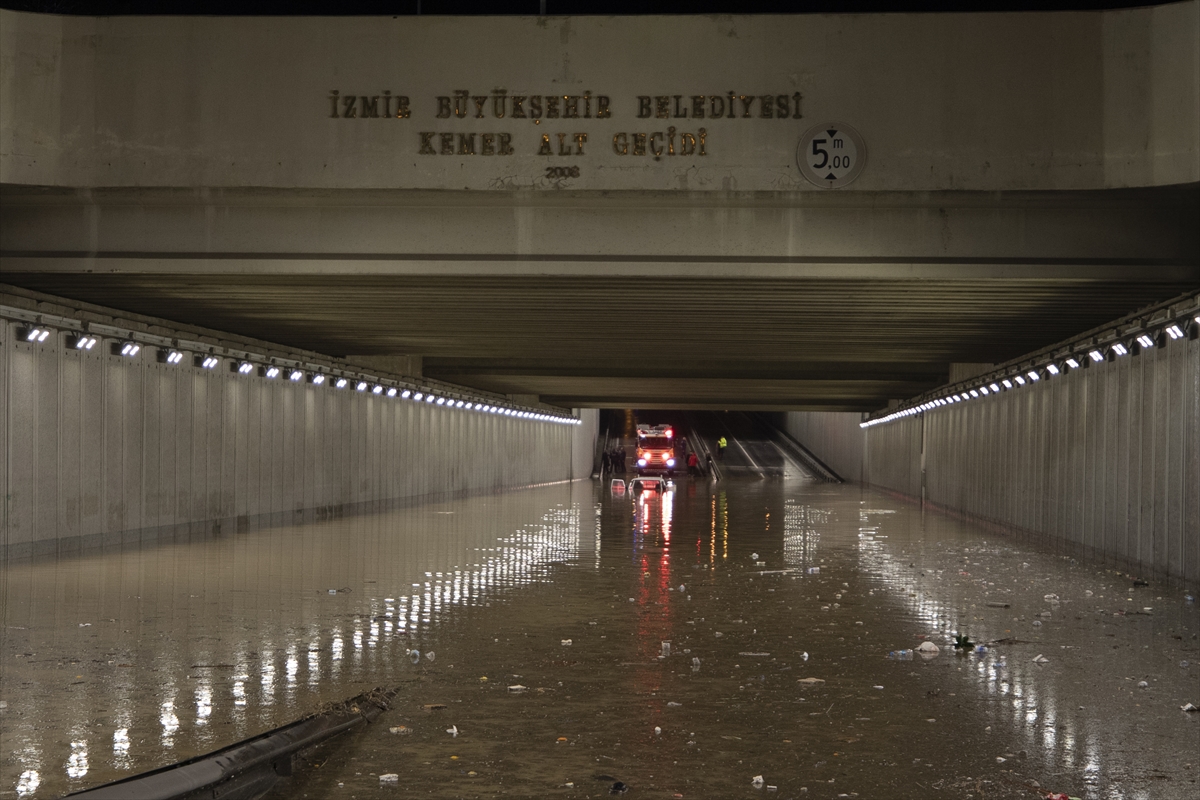 İzmir'de sağanak, sel ve su baskınlarına neden oldu