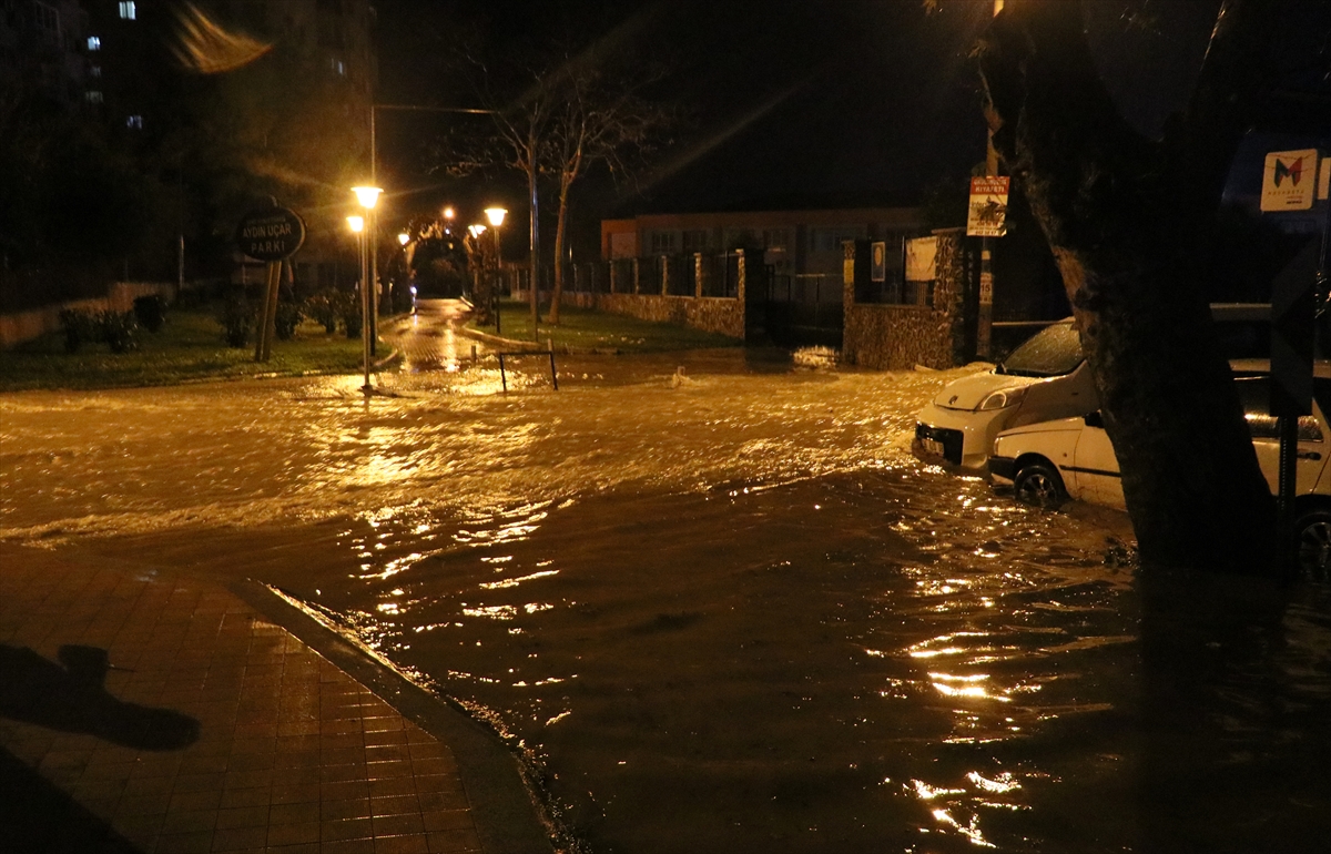 İzmir'de sağanak, sel ve su baskınlarına neden oldu