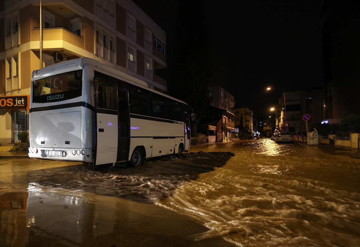 İzmir'de sağanak, sel ve su baskınlarına neden oldu