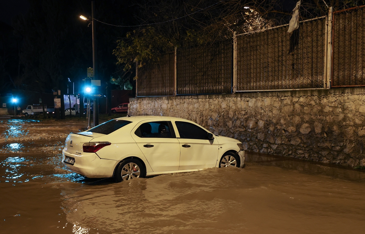 İzmir'de sağanak, sel ve su baskınlarına neden oldu