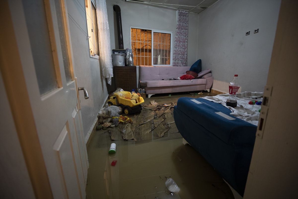 İzmir'de sağanak, sel ve su baskınlarına neden oldu