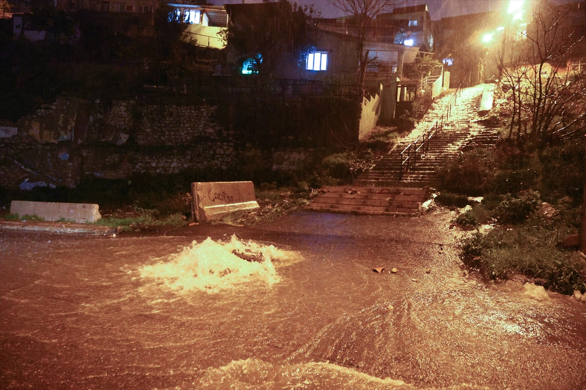 İzmir'de sağanak, sel ve su baskınlarına neden oldu