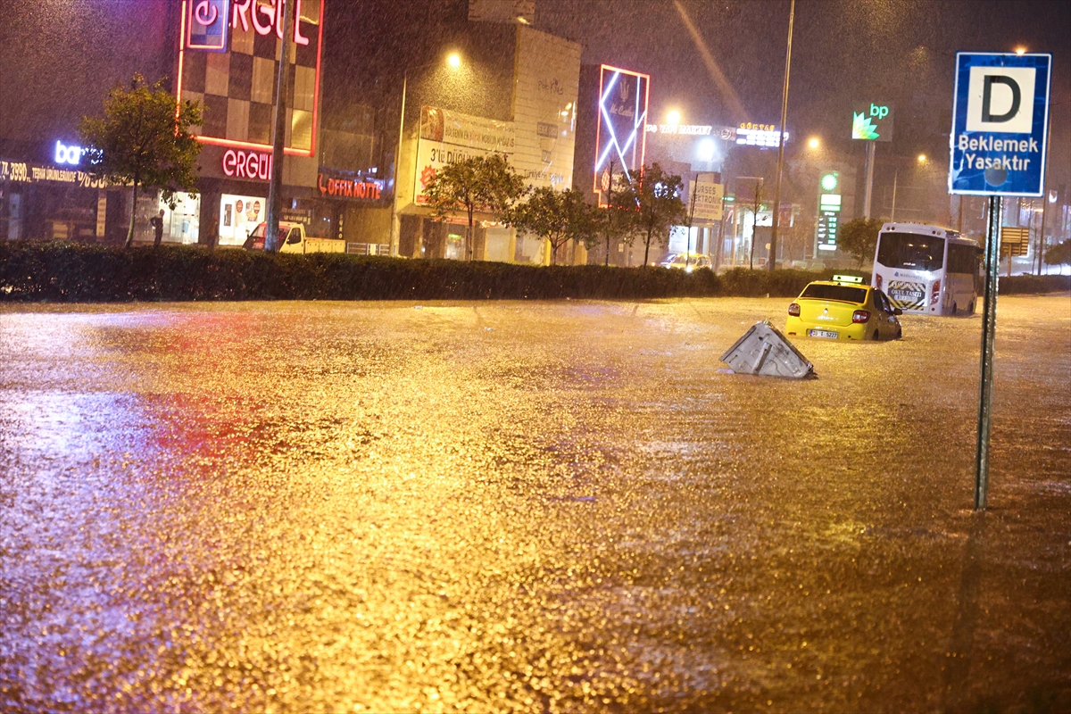 İzmir'de sağanak, sel ve su baskınlarına neden oldu