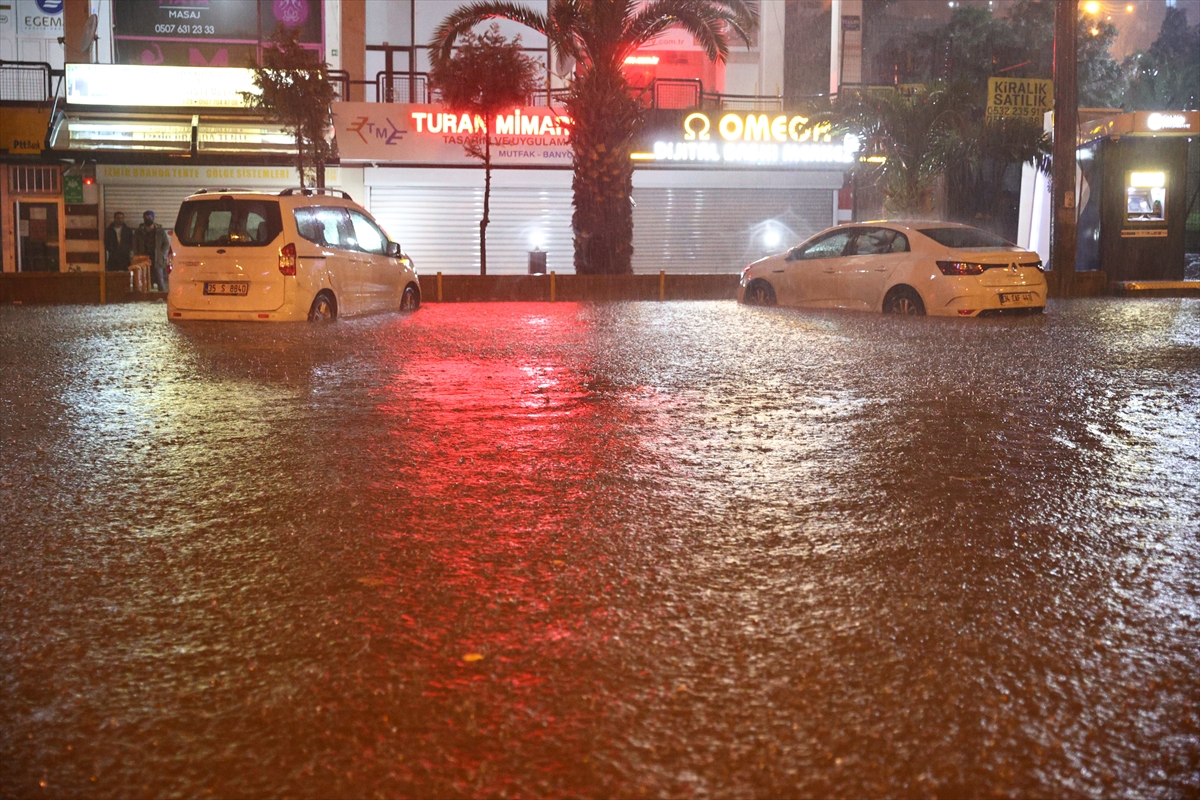 İzmir'de sağanak, sel ve su baskınlarına neden oldu