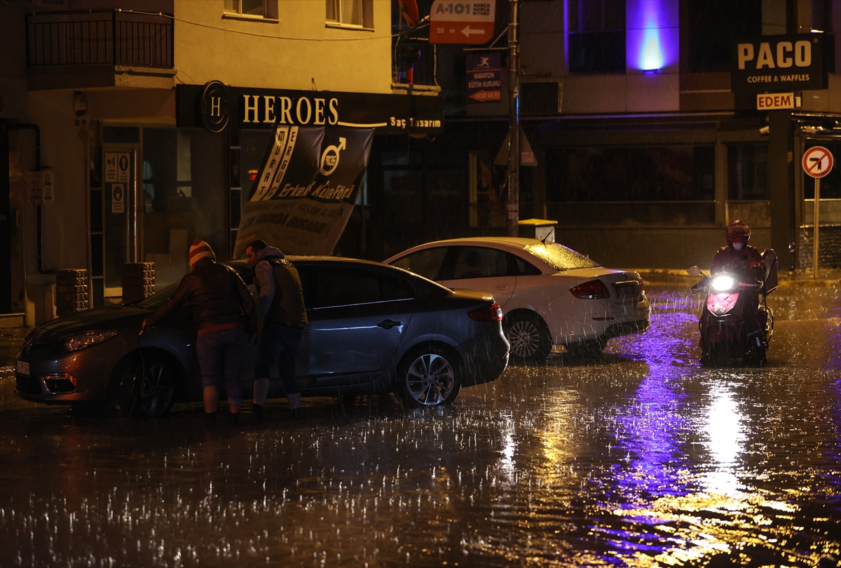 İzmir'de sağanak, sel ve su baskınlarına neden oldu