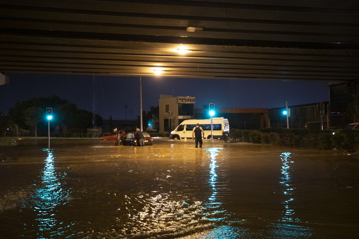 İzmir'de sağanak, sel ve su baskınlarına neden oldu