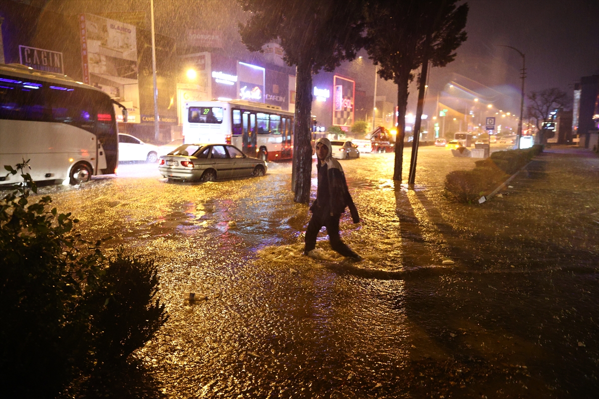 İzmir'de sağanak, sel ve su baskınlarına neden oldu