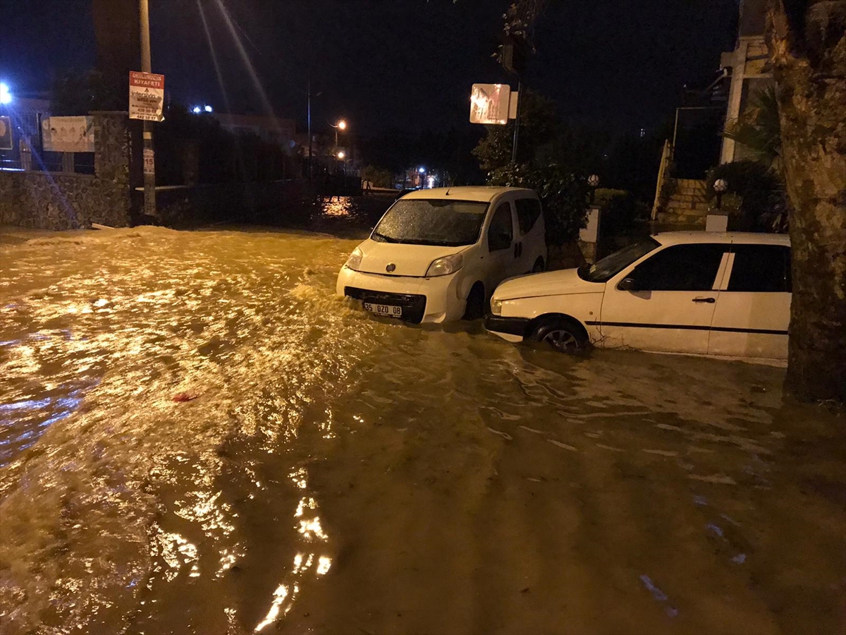 İzmir'de sağanak, sel ve su baskınlarına neden oldu