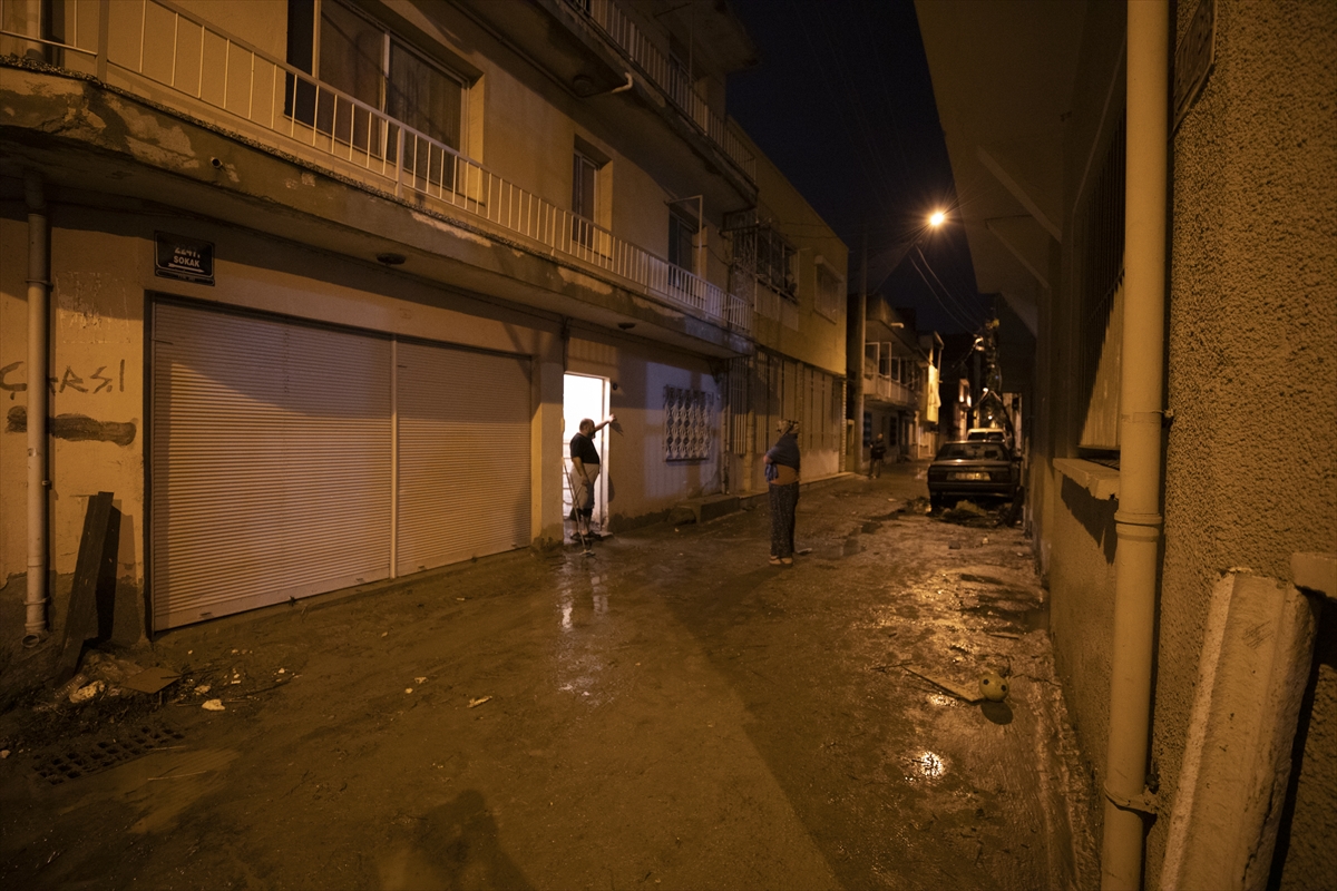 İzmir'de sağanak, sel ve su baskınlarına neden oldu