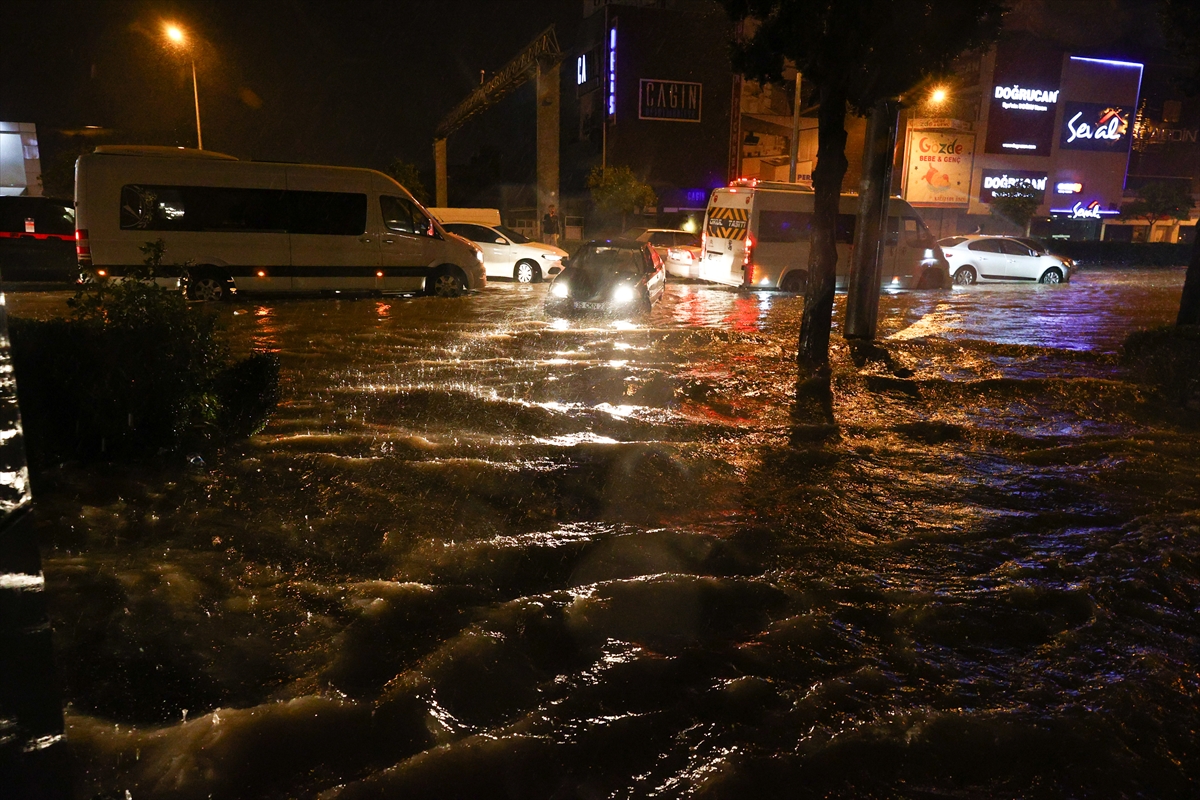 İzmir'de sağanak, sel ve su baskınlarına neden oldu