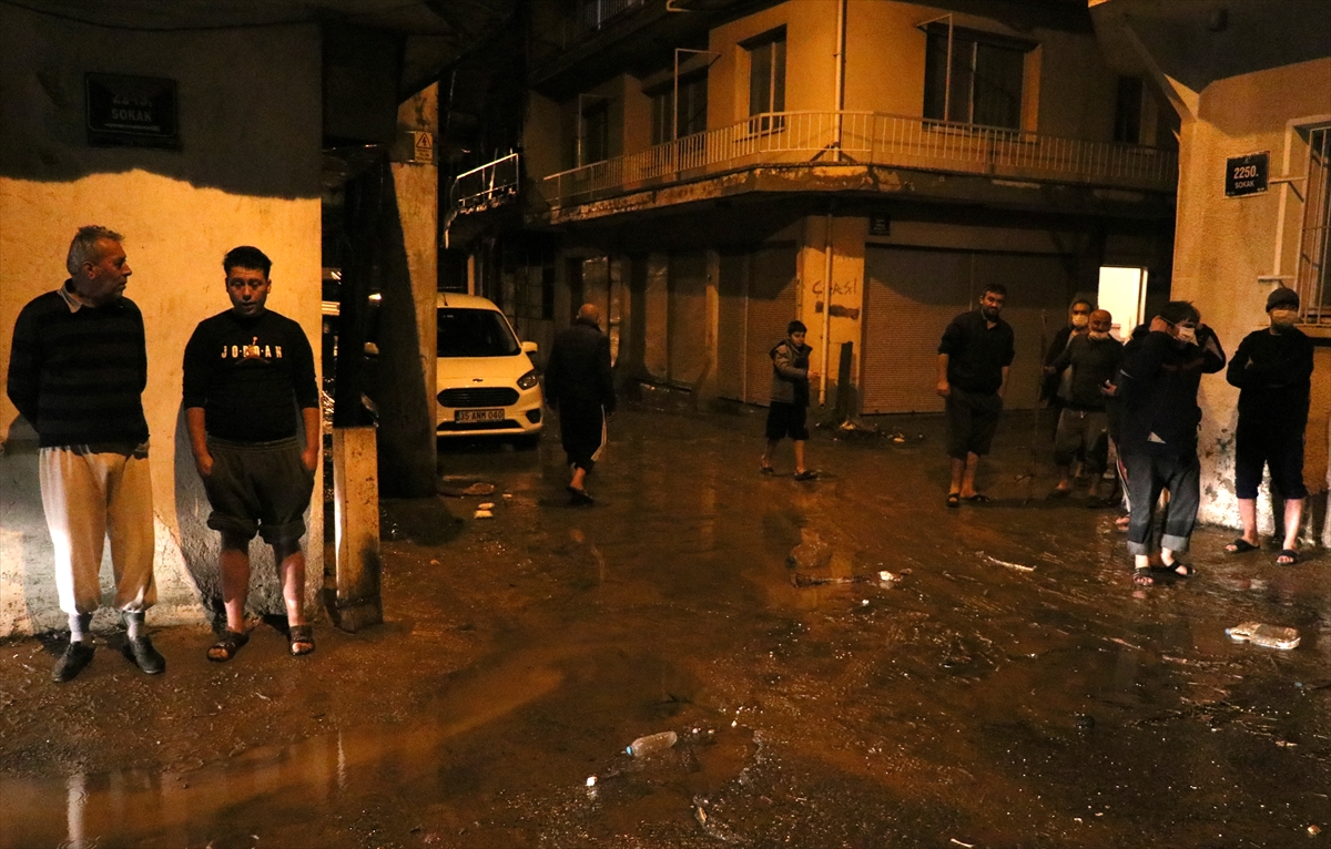 İzmir'de sağanak, sel ve su baskınlarına neden oldu