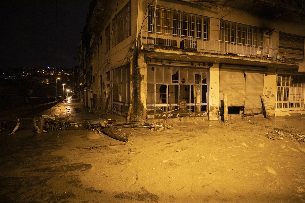 İzmir'de sağanak, sel ve su baskınlarına neden oldu