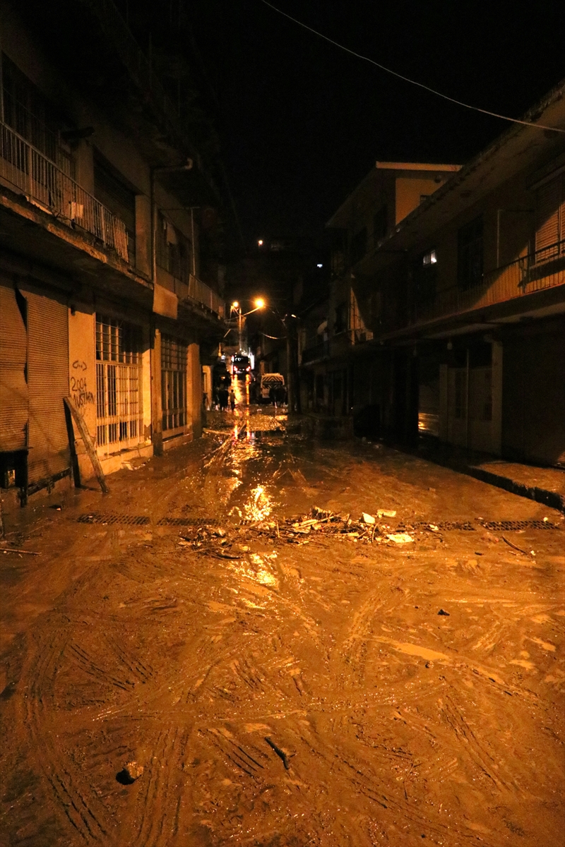 İzmir'de sağanak, sel ve su baskınlarına neden oldu