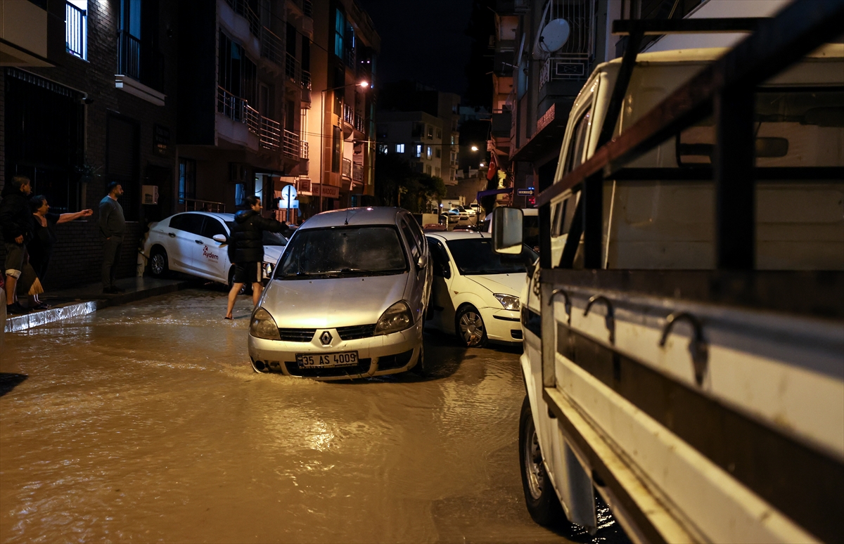 İzmir'de sağanak, sel ve su baskınlarına neden oldu