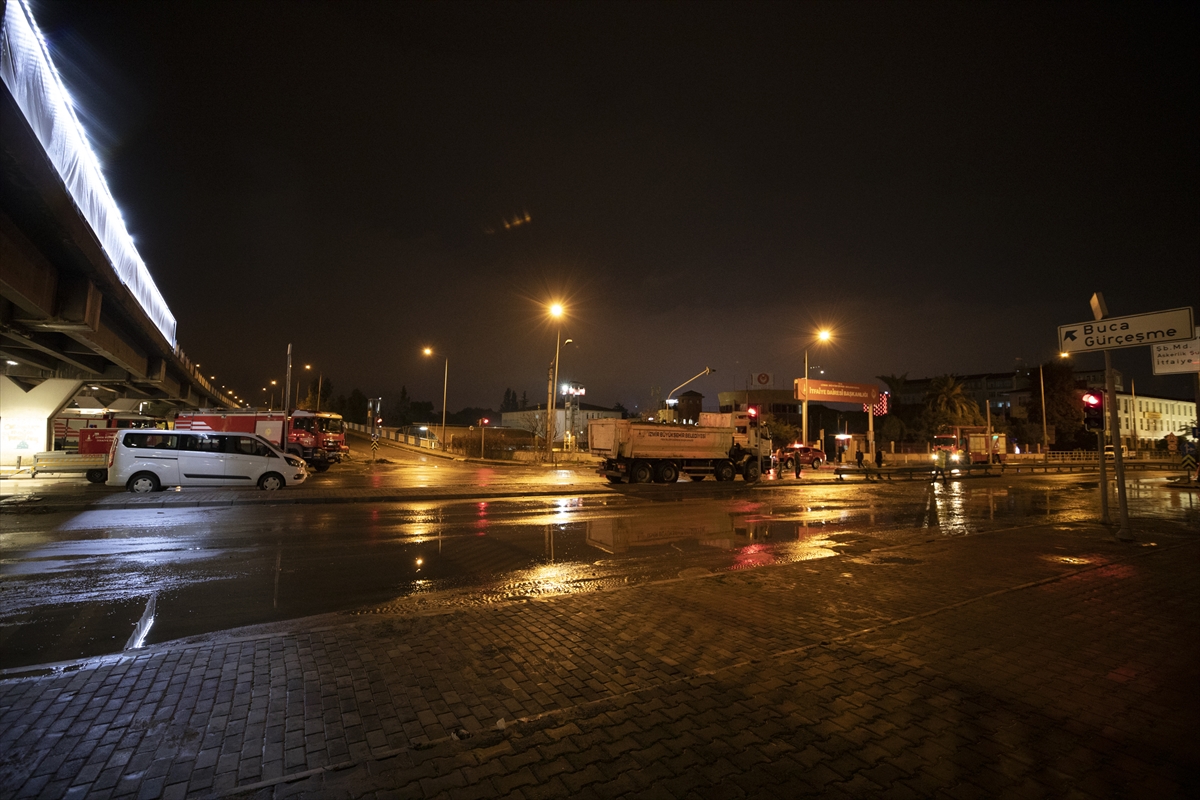 İzmir'de sağanak, sel ve su baskınlarına neden oldu