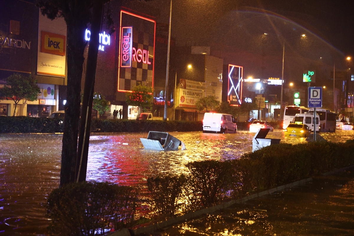 İzmir'de sağanak, sel ve su baskınlarına neden oldu