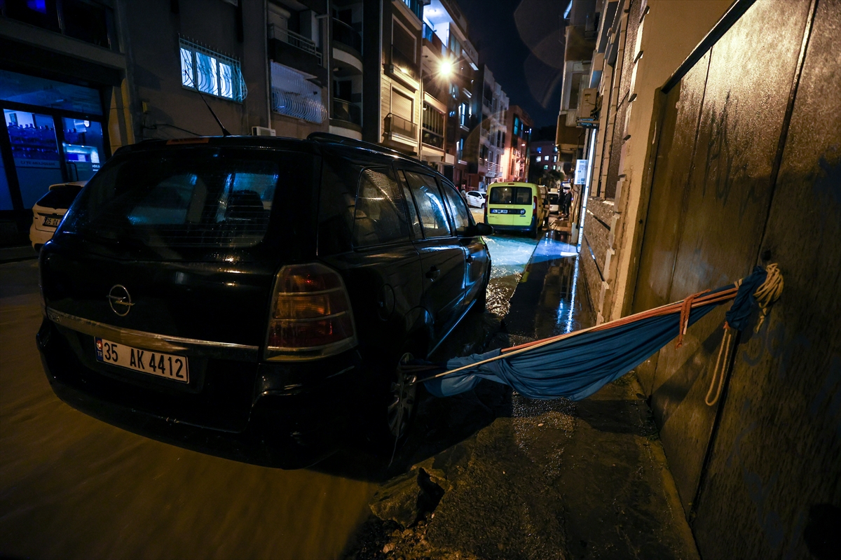 İzmir'de sağanak, sel ve su baskınlarına neden oldu