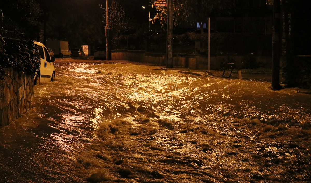 İzmir'de sağanak, sel ve su baskınlarına neden oldu