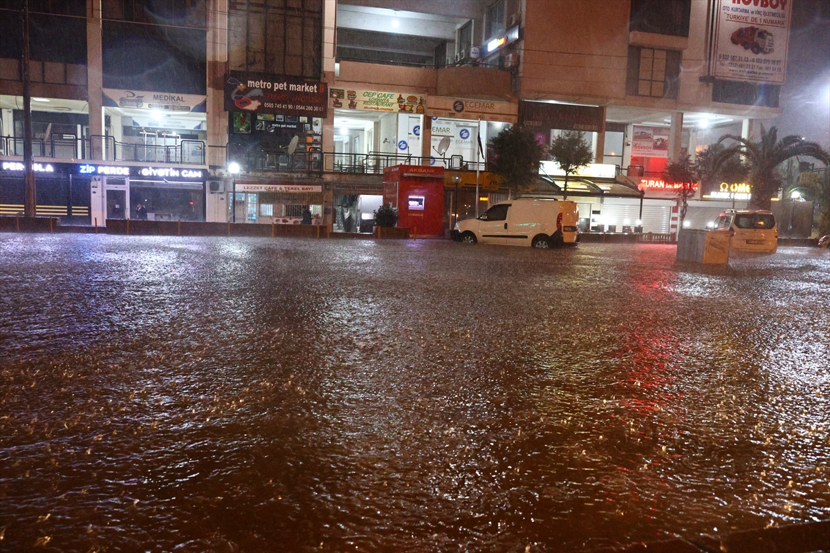 İzmir'de sağanak, sel ve su baskınlarına neden oldu