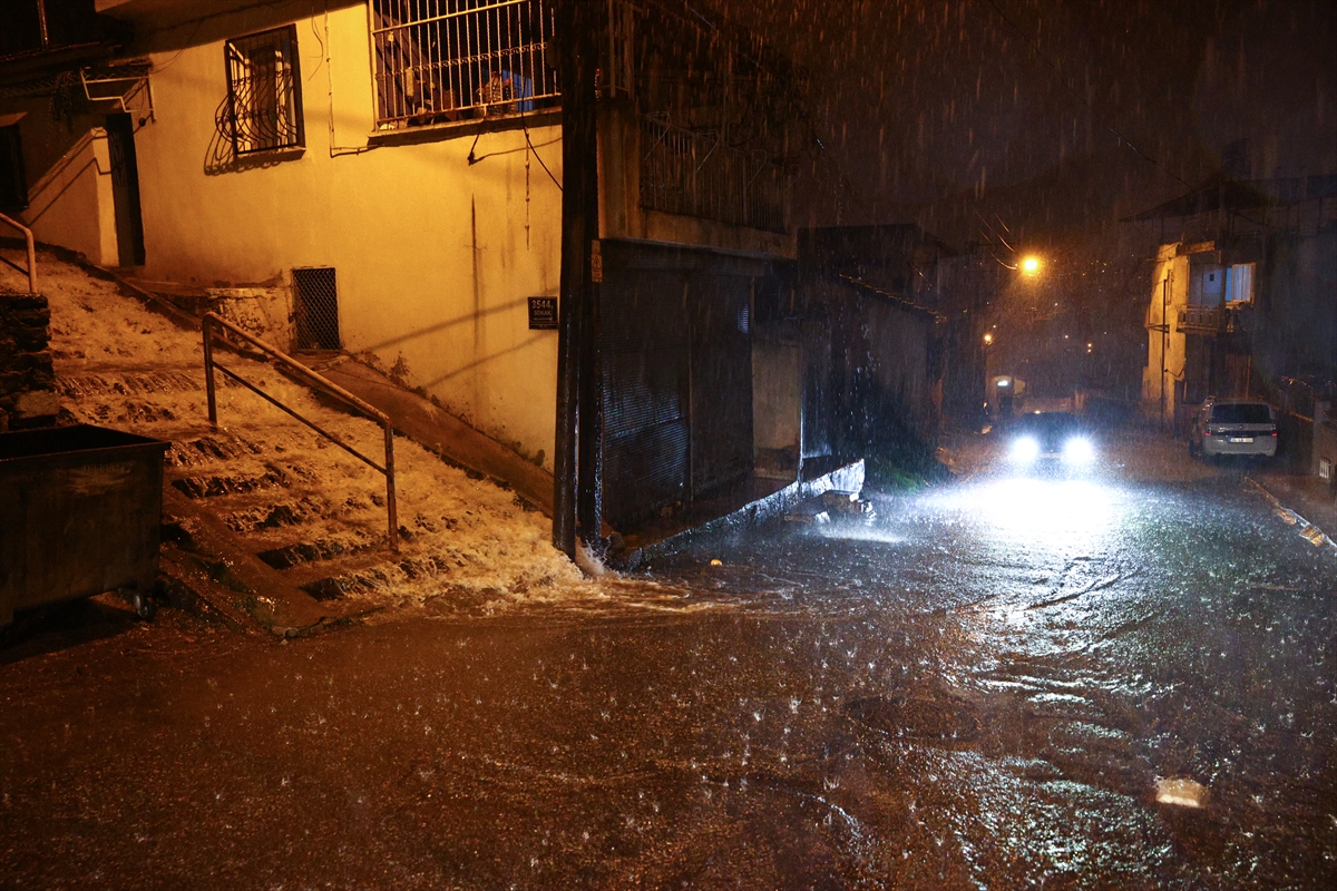 İzmir'de sağanak, sel ve su baskınlarına neden oldu