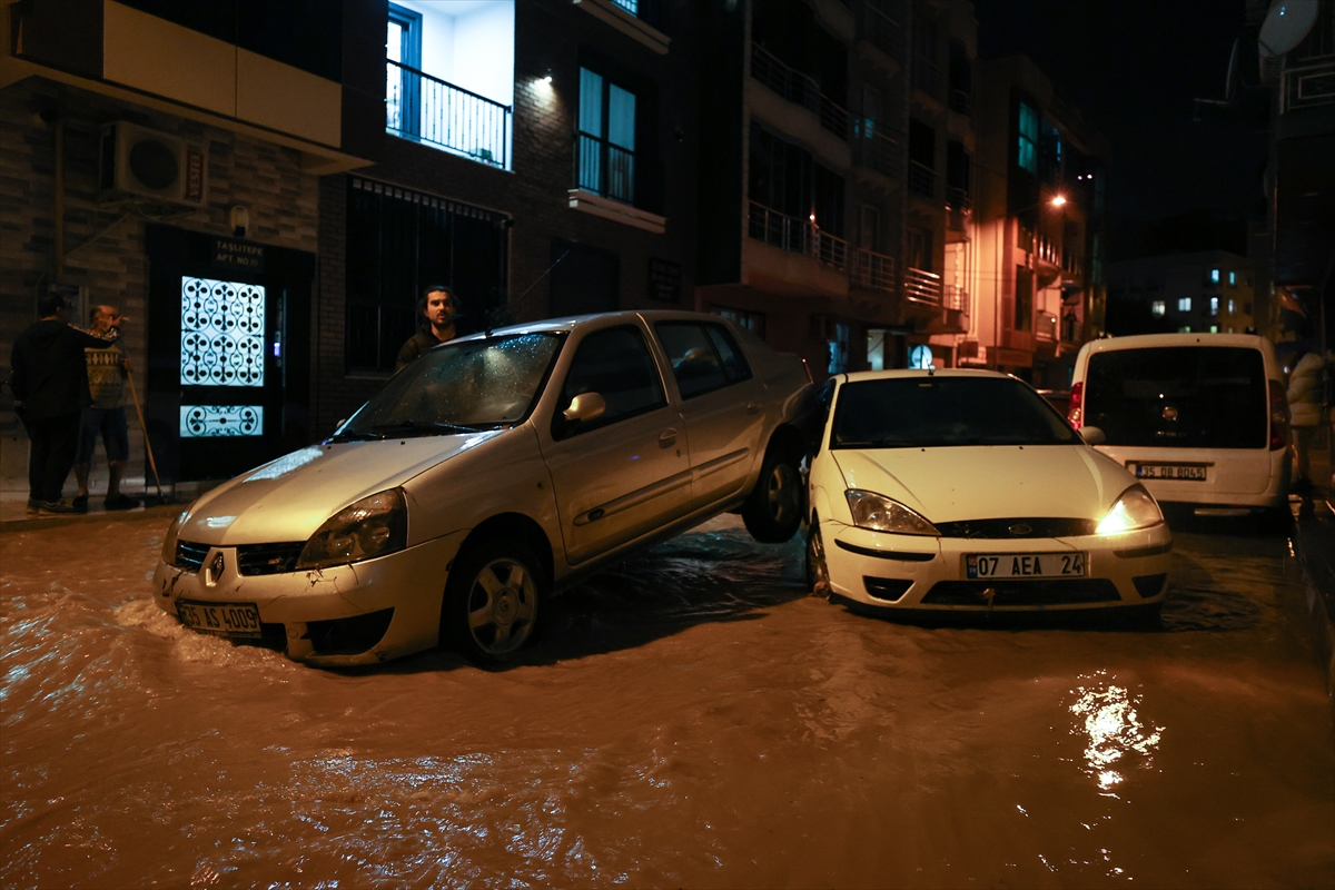 İzmir'de sağanak, sel ve su baskınlarına neden oldu