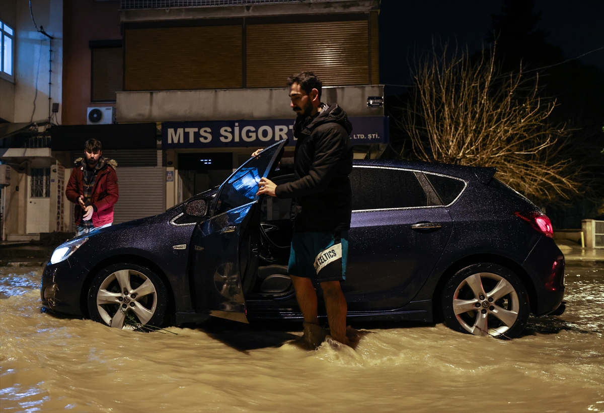 İzmir'de sağanak, sel ve su baskınlarına neden oldu