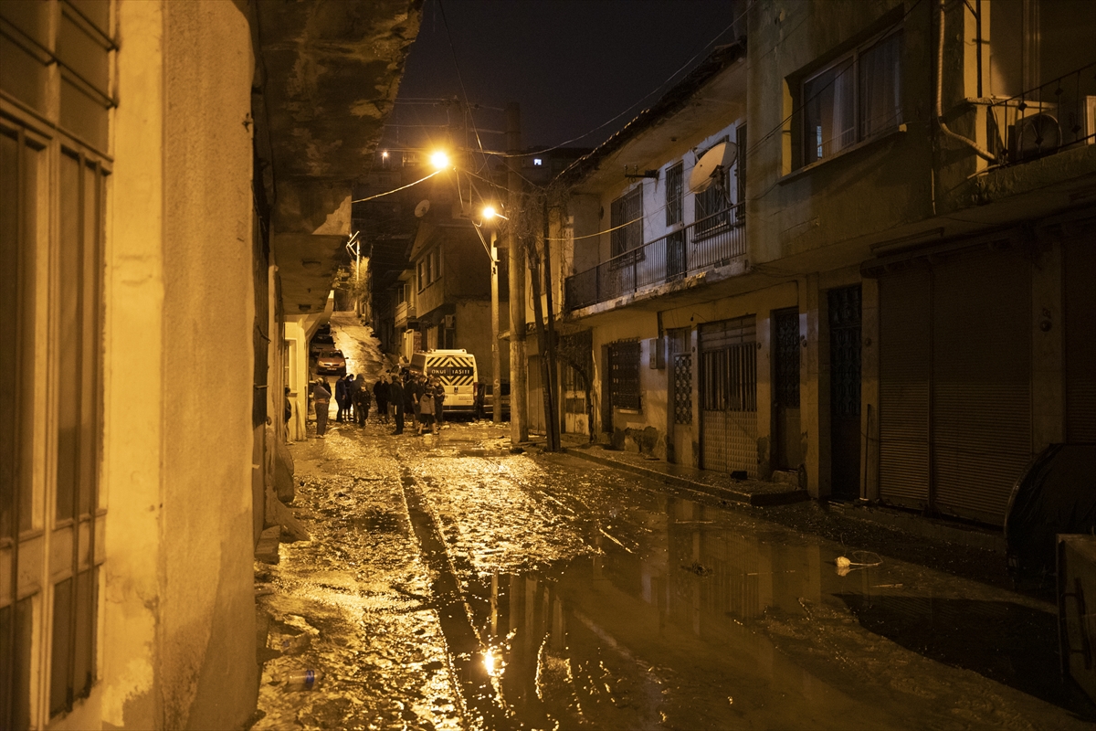 İzmir'de sağanak, sel ve su baskınlarına neden oldu