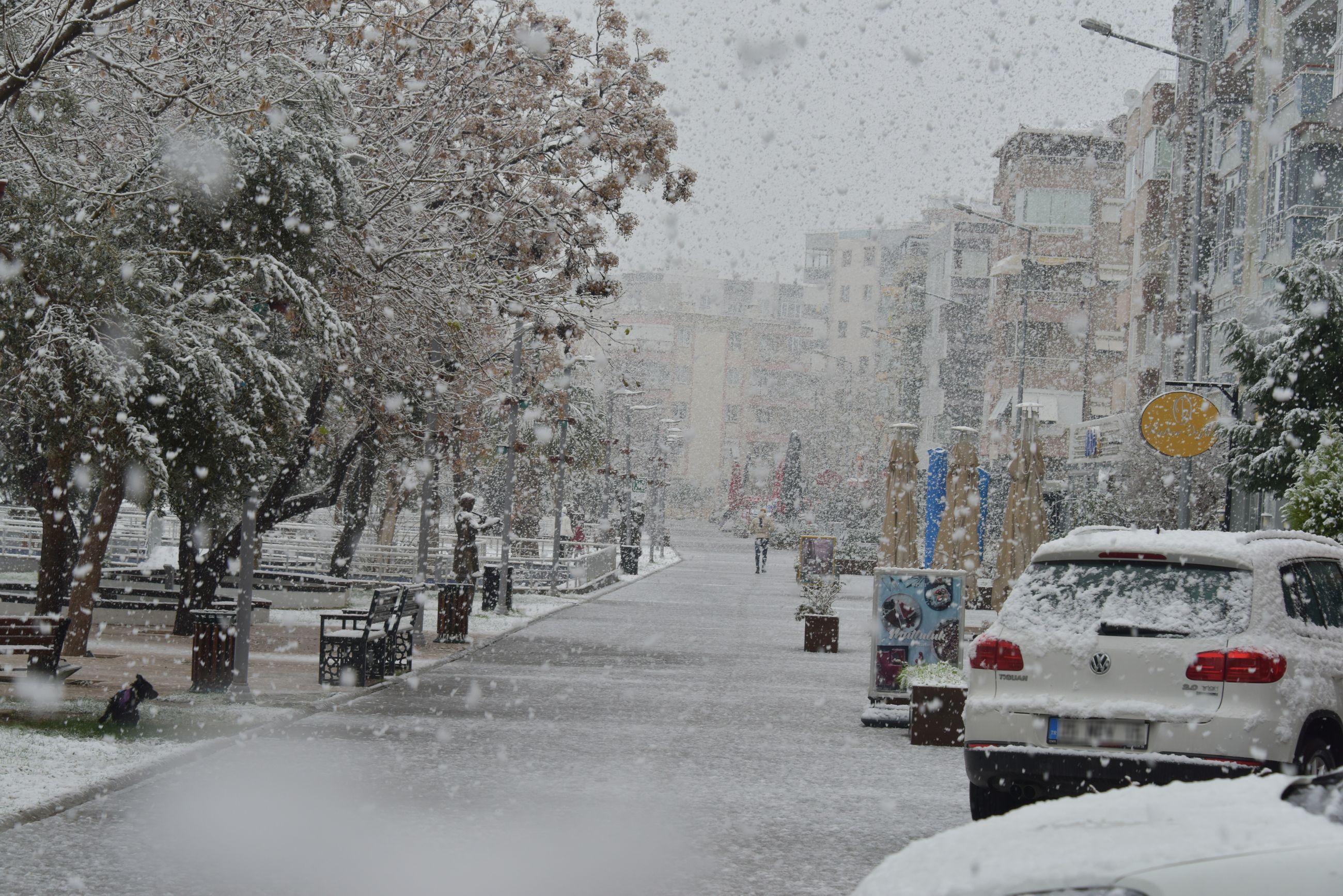 İzmir'de yüksek kesimlerde kar yağışı etkili oluyor