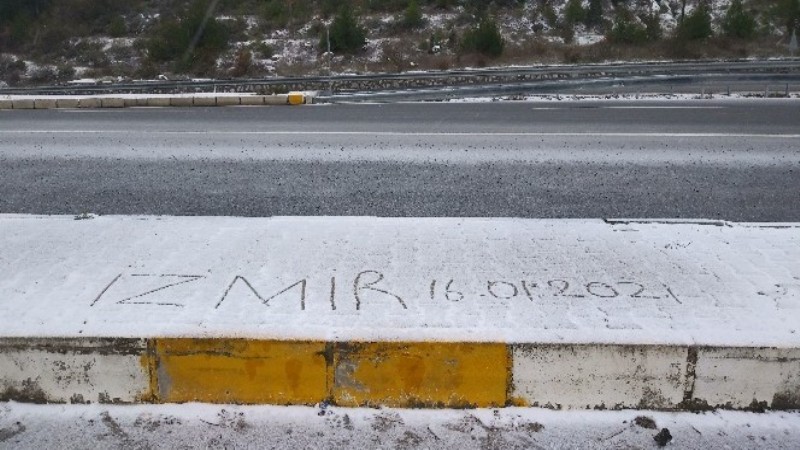 İzmir'de yüksek kesimlerde kar yağışı etkili oluyor