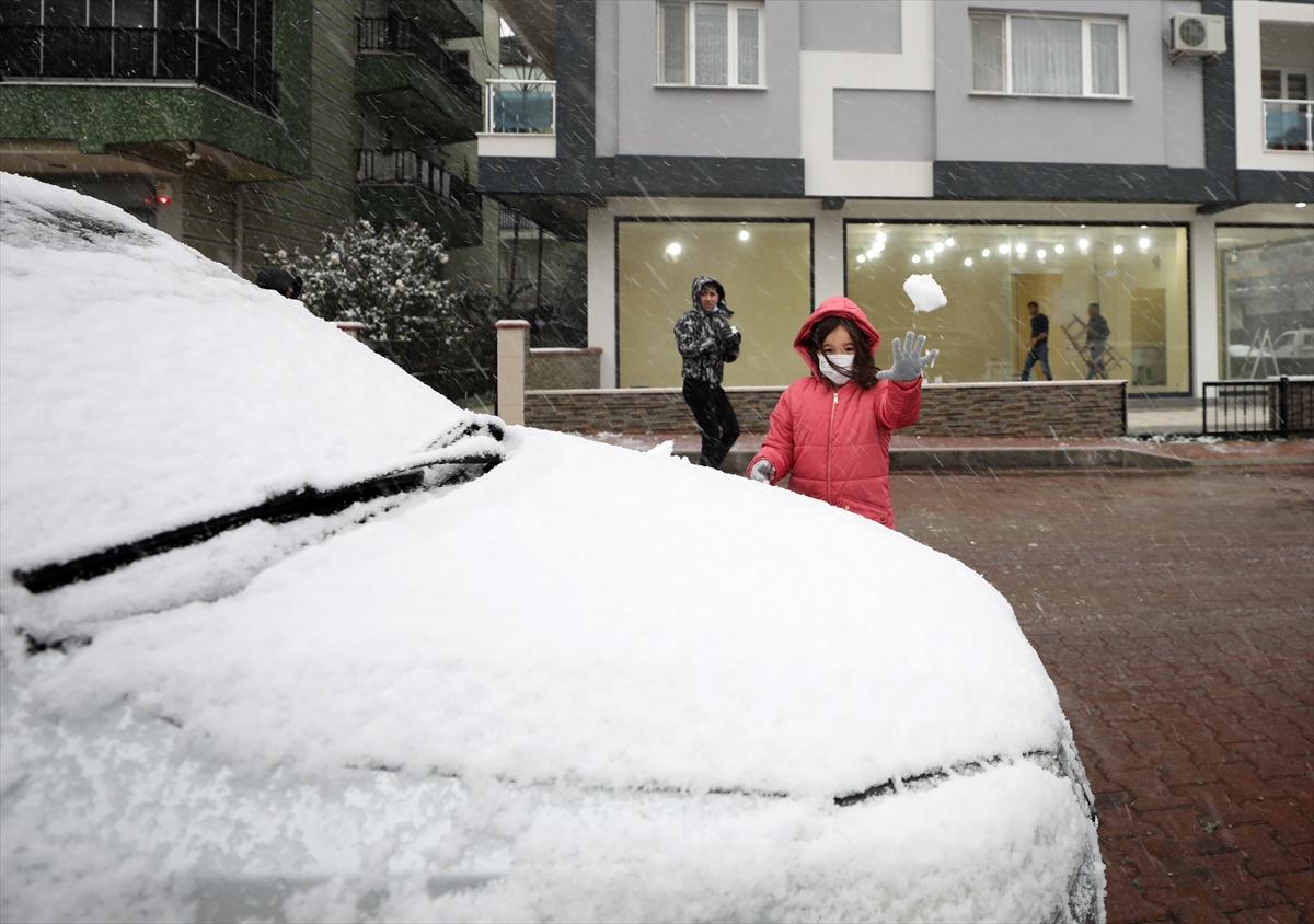 İzmir'de yüksek kesimlerde kar yağışı etkili oluyor