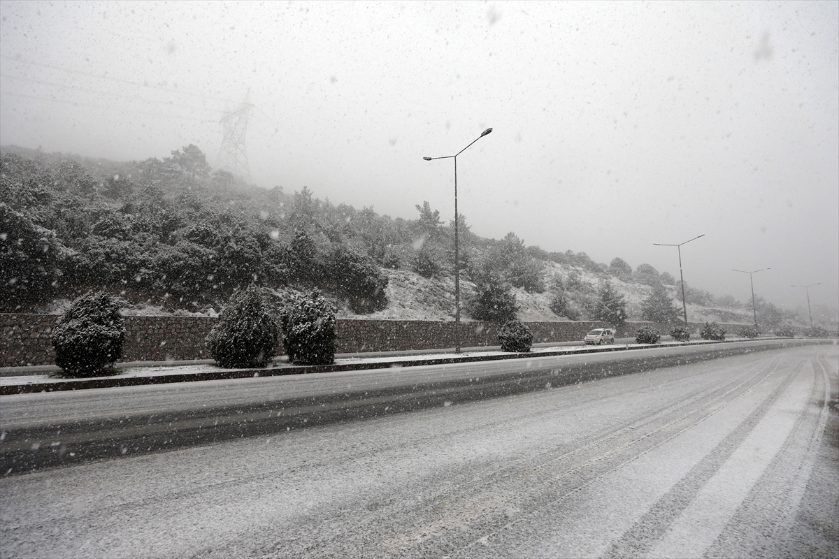 İzmir'de yüksek kesimlerde kar yağışı etkili oluyor